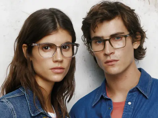 Para młodych w okularach, w dżinsowych ubraniach. Pepe Jeans - co to za firma? To marka z charakterem.
