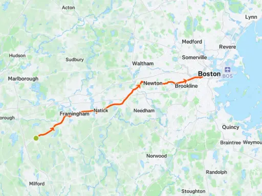 Streckenverlauf des Boston Marathon von Hopkinton nach Boston, mit markierten Städten wie Framingham, Natick, Newton und Brookline.