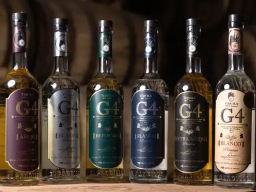 Sechs Flaschen G4 Tequila stehen nebeneinander. Eine Auswahl für jeden Anlass, um Tequila zu trinken.
