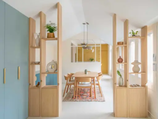 Aménagement d'une **plan maison en longueur** avec cloisons ajourées en bois, salle à manger et cuisine ouverte.