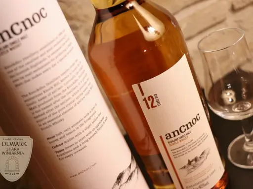 ancnoc 12 Year Old Single Malt Scotch Whisky, butelka i kieliszek do degustacji.