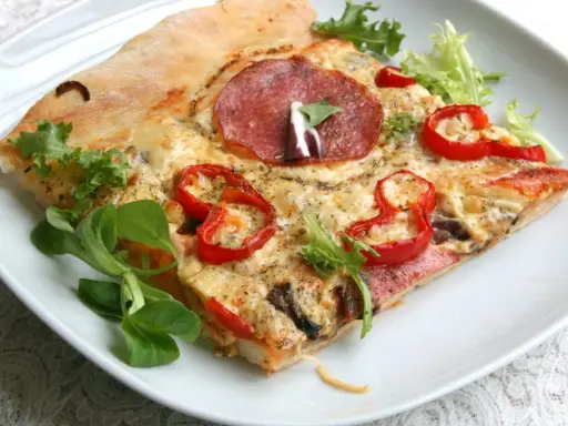 Pyszne ciasto na pizzę bez wyrastania z salami, papryką i serem. Idealne na szybki obiad.