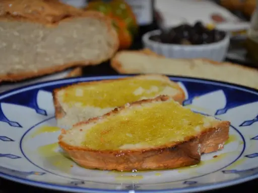 Tostadas con aceite de oliva, un clásico sencillo y delicioso. Pan crujiente bañado en oro líquido.