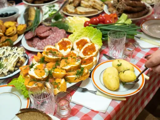 Obficie zastawiony stół z wędlinami, rybami, kawior i ziemniakami to raj dla miłośników turystyki kulinarnej.