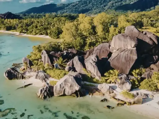 Rajska plaża z granitowymi skałami i turkusową wodą. To krajobraz Seszeli, najmniejszego kraju w Afryce, gdzie natura zachwyca.
