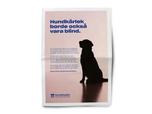 Silhuett av en hund som sitter. Texten uppmanar till empatisk kommunikation och att inte döma en hund enbart efter utseende.