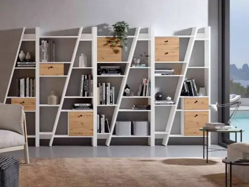 Estanterías blancas con cajones de madera, llenas de libros y objetos decorativos. La decoración de estanterías es clave para un hogar moderno.