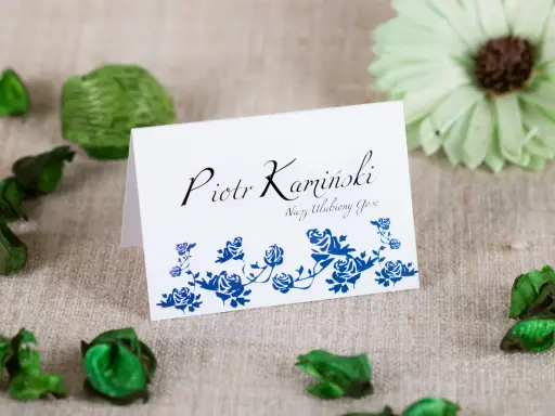 Eleganckie winietki dla usługodawców z imieniem "Piotr Kamiński" i motywem niebieskich róż. Idealne na uroczystości.