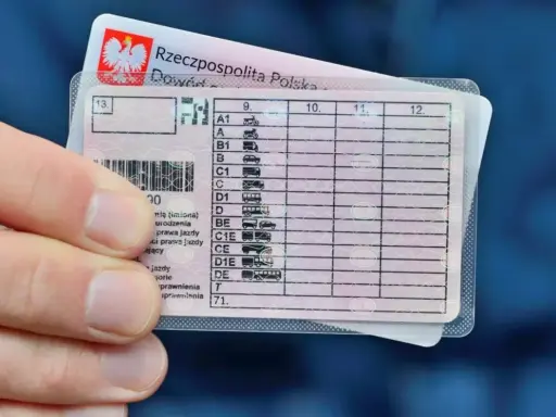 Polskie prawo jazdy w ręku, symbolizuje wolność, ale też odpowiedzialność. Oby nie skończyło się na 3 miesiące zabrane prawo jazdy.