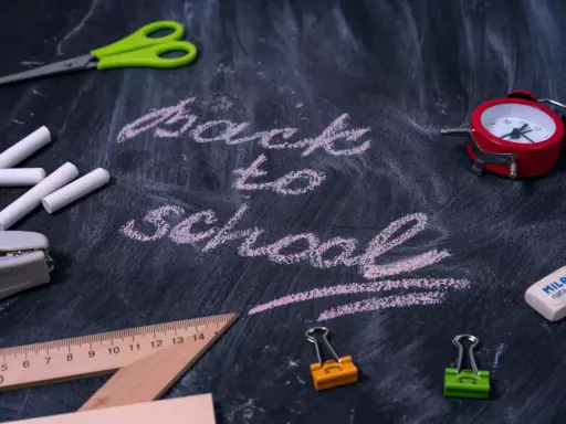 Kreidezeit! Schere, Lineal, Wecker und Büroklammern liegen bereit für spannende Kennenlernspiele und den Schulstart.
