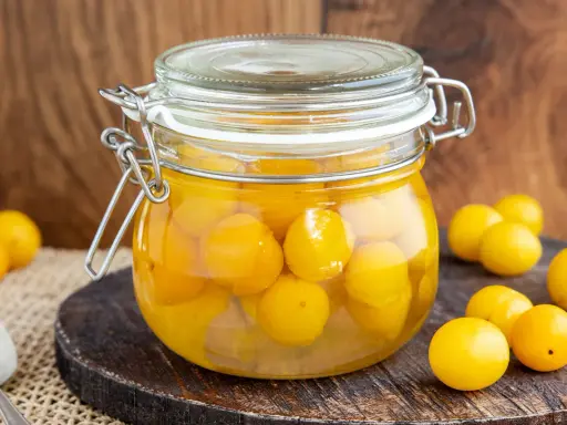 Glas mit mirabellen einkochen, bereit für den Winter. Sonnengelbe Früchte in Sirup, ein süßer Genuss.