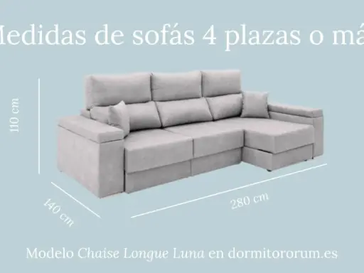 Sofá chaise longue gris de 4 plazas. Mide 280 cm de largo, 140 cm de fondo y 110 cm de alto.