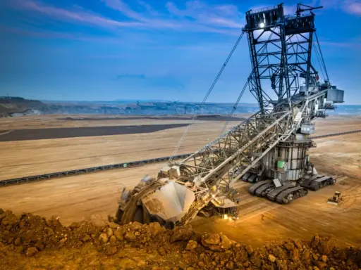 Gigantischer Braunkohletagebau mit einem riesigen Schaufelradbagger. Die CO2-Emissionen pro kWh aus Braunkohle sind hoch.