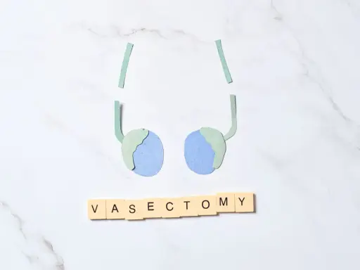 Symboliczna grafika przedstawia przerwanie nasieniowodów, a litery układają słowo "VASECTOMY". To wizualne odniesienie do wysokiej skuteczności wazektomii jako metody antykoncepcji.