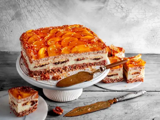 Ciasto "Kora dębu" Ani gotuje się z warstw biszkoptu, kremu i owoców w galaretce. Wygląda pysznie!