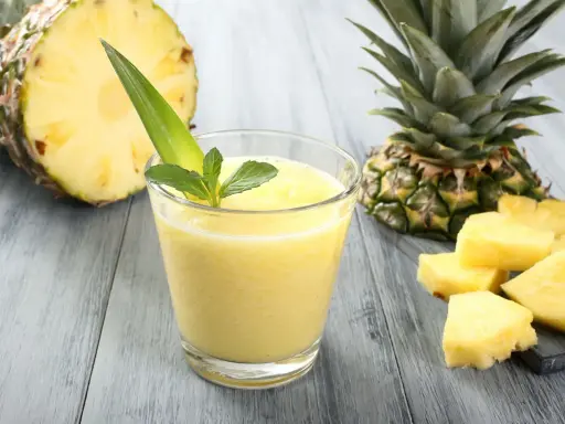 Ananasowe drinki: Przepisy na alkoholowe i bezalkoholowe