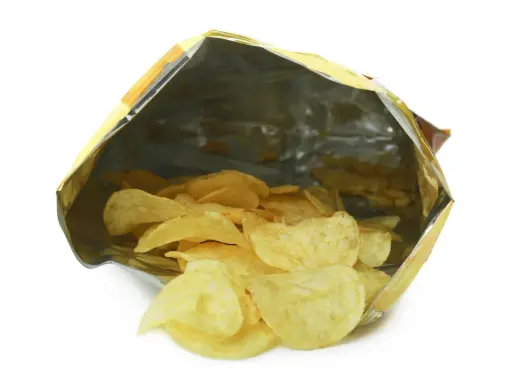 Bolsa de patatas fritas abierta, mostrando pocas patatas. ¿Es esto reduflación?