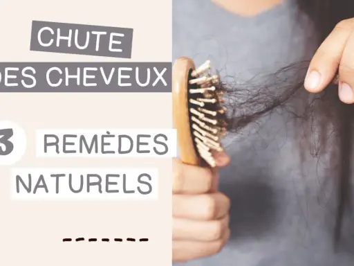 Main d'une personne tenant une brosse à cheveux avec des cheveux tombés, suggérant des remèdes naturels pour faire repousser les cheveux.