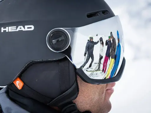 Kask z goglami na narty: Zintegrowany czy klasyczny? Co wybrać?
