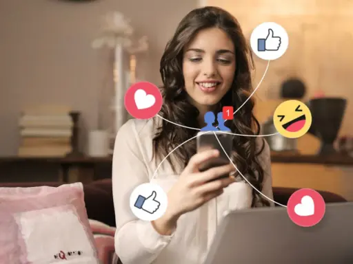 Ung kvinna ler när hon använder sin telefon, omgiven av sociala medieikoner som hjärtan och tummen upp. Hon upplever positiva saker med sociala medier.