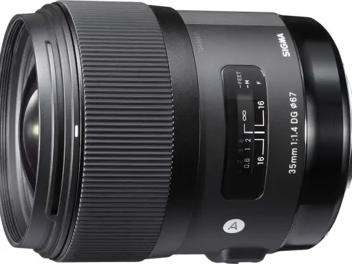 Obiettivo Sigma 35mm f/1.4 DG DN Art. La ghiera di messa a fuoco presenta marcature per la profondità di campo e la distanza in piedi e metri.