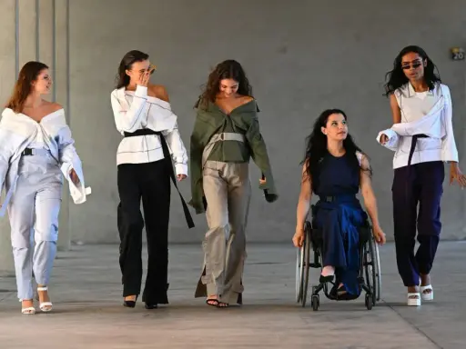 Modelle diverse sfilano con abiti audaci, celebrando la bellezza e l'inclusività. Un inno al body positive.