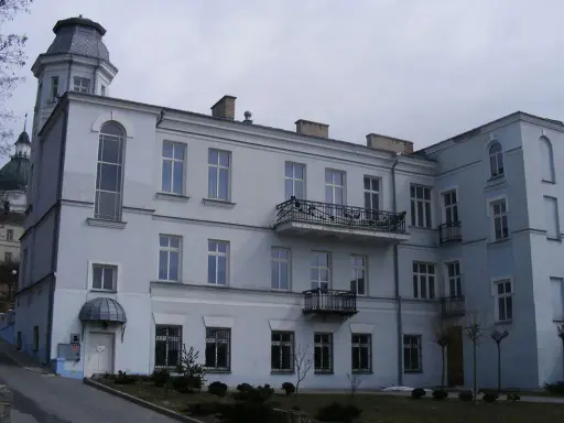 Pałac Kretzschmarów w Chełmie, z charakterystyczną wieżyczką i jasnoniebieską fasadą, prezentuje się okazale.