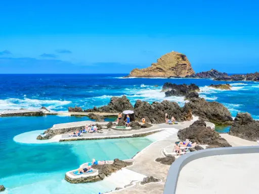 Naturschwimmbecken auf der portugiesischen Insel Madeira. Menschen entspannen sich am Meer.
