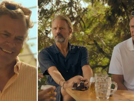 Felix Herngren ny serie: två män sitter vid ett bord utomhus med öl.