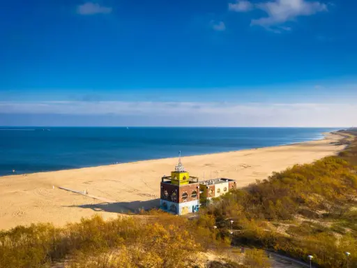Piękna plaża i budynek z wieżyczką, idealne na spacer po miejscowościach blisko Trójmiasta.