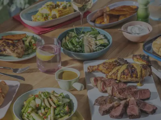 Leckeres Grillbuffet mit Hähnchen, Steak, Maiskolben und Salaten. Perfekte Grillbuffet Ideen für den Sommer.