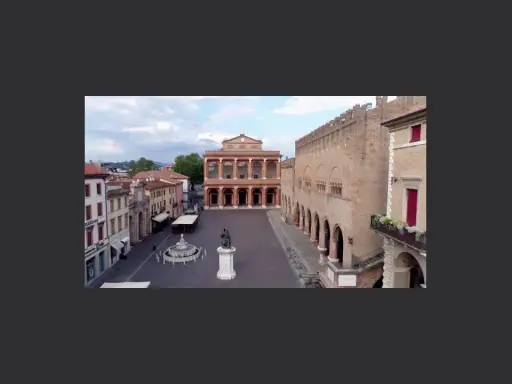 Piazza del Popolo a Rimini, 2 giugno. Un'elegante piazza con il Teatro Amintore Galli e il Palazzo dell'Arengo.