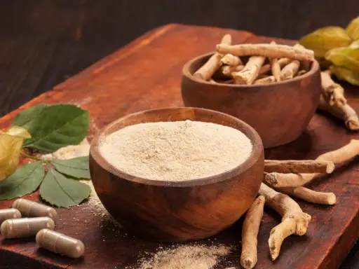 Ashwagandha w proszku i korzeniach, kapsułki i owoce. Zastanawiasz się nad ashwagandha skutki uboczne?