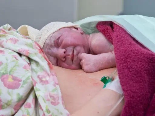 Nowe życie, pierwsze chwile blisko mamy. Kangurowanie to cudowny początek wspólnej drogi.