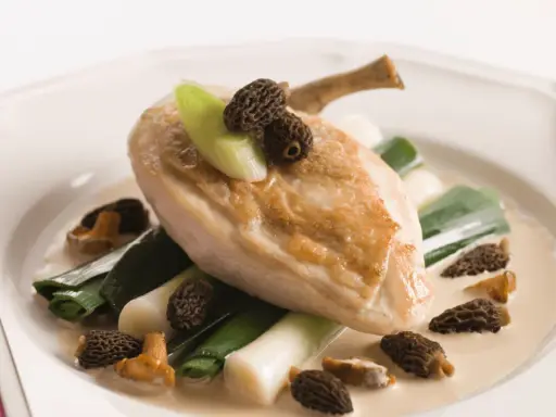 Blanc de volaille sauce crémeuse, morilles et poireaux, une spécialité du Jura qui éveille les papilles.