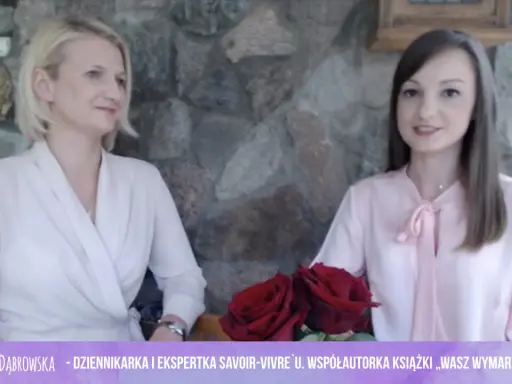 Dwie kobiety rozmawiają o tym, co mówić przy wręczaniu zaproszeń na ślub. Obok nich leżą czerwone róże.