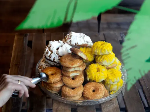 Variedad de tipos de rosquillas: doradas, con merengue y glaseadas de amarillo.
