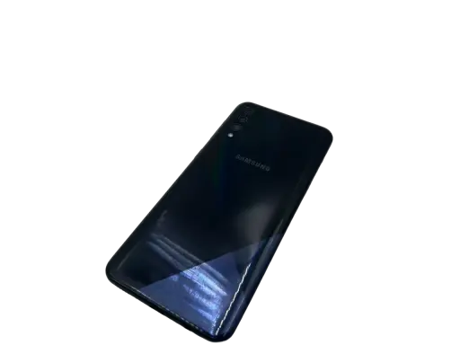 Ciemny tył telefonu Samsung Galaxy M30s z potrójnym aparatem i logo Samsung.