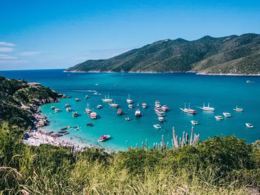 Vacker bukt med många båtar och en strand full av folk. En drömresa till vaccin Brasilien.