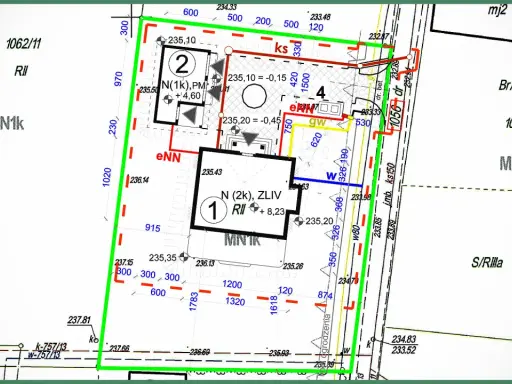 Mapa do celów projektowych z zaznaczonymi budynkami (1, 2, 4) i granicami działek.