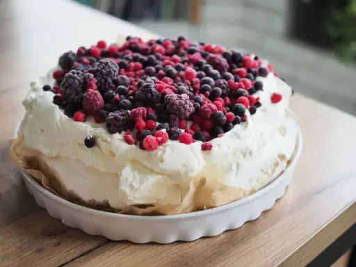 Puszysta beza z mascarpone i mrożonymi owocami leśnymi, idealna na letnie popołudnie.