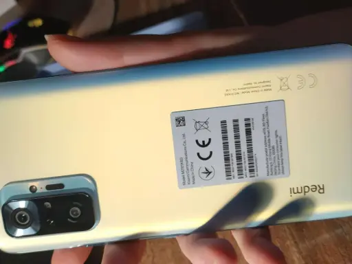 Xiaomi Redmi Note 10 Pro fioletowy w całej okazałości, z widocznym modułem aparatów i etykietą informacyjną.