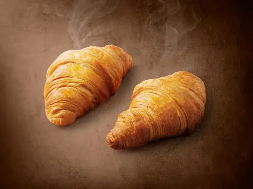 Dwa złociste, parujące croissanty. Zastanawiasz się, ile kalorii ma croissant z Lidla?