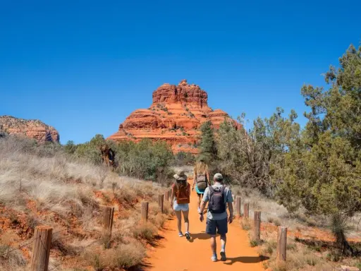 Wędrówka do Bell Rock w Arizonie, najpiękniejszym stanie USA. Czerwone skały i błękitne niebo.