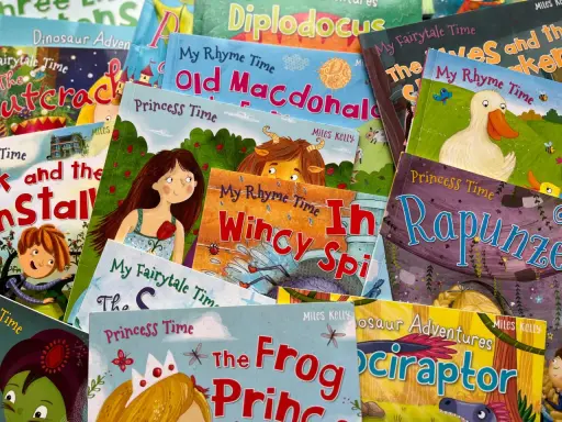 Książki dla dzieci: mądre bajki po angielsku, takie jak "Old MacDonald", "Rapunzel" i "The Frog Prince", zachęcają do nauki i zabawy.