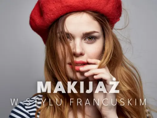 Kobieta w czerwonym beracie i paski, z subtelnym makijażem francuskim, zmysłowo dotyka ust.