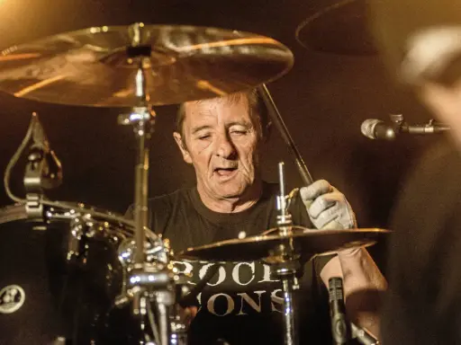 Phil Rudd, AC/DC trummis, slår på cymbalerna under en konsert.