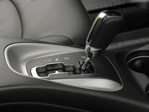 Dźwignia zmiany biegów w Fiat Freemont. Zastanawiasz się nad koszt naprawy skrzyni automatycznej?