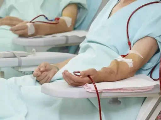 Pacjenci podłączeni do aparatury dializacyjnej. Czy dializa boli? To zależy od indywidualnego progu bólu i rodzaju zabiegu.