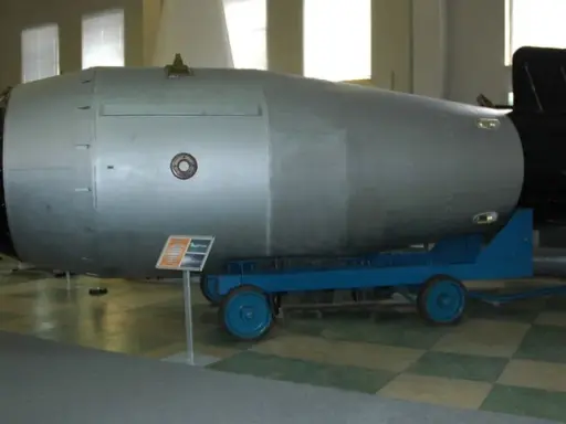 Ogromna bomba atomowa na wózku, symbol potęgi i potencjalnego zasięgu fali uderzeniowej bomby atomowej.